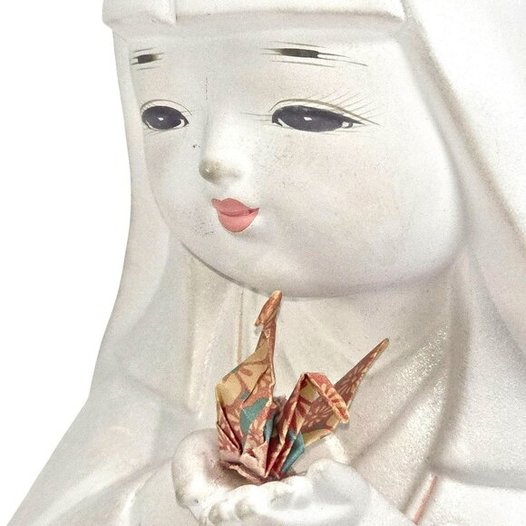 Vintage Japanese Ceramic Figurine White Kneeling Girl With Origami Crane JE370 - Picture 7 of 11